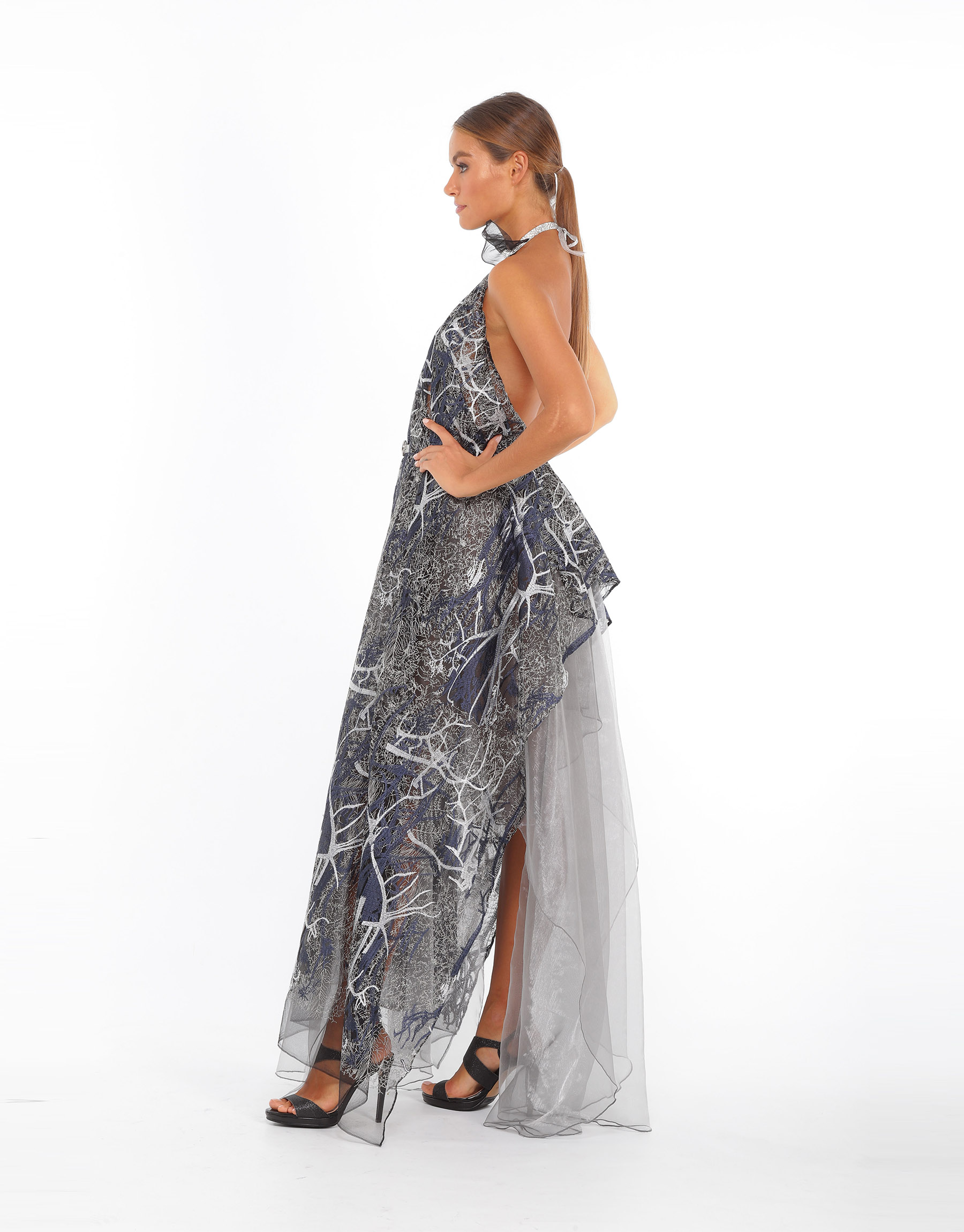 Robe longue en dentelle toile d'araignée brodée argent et bleu